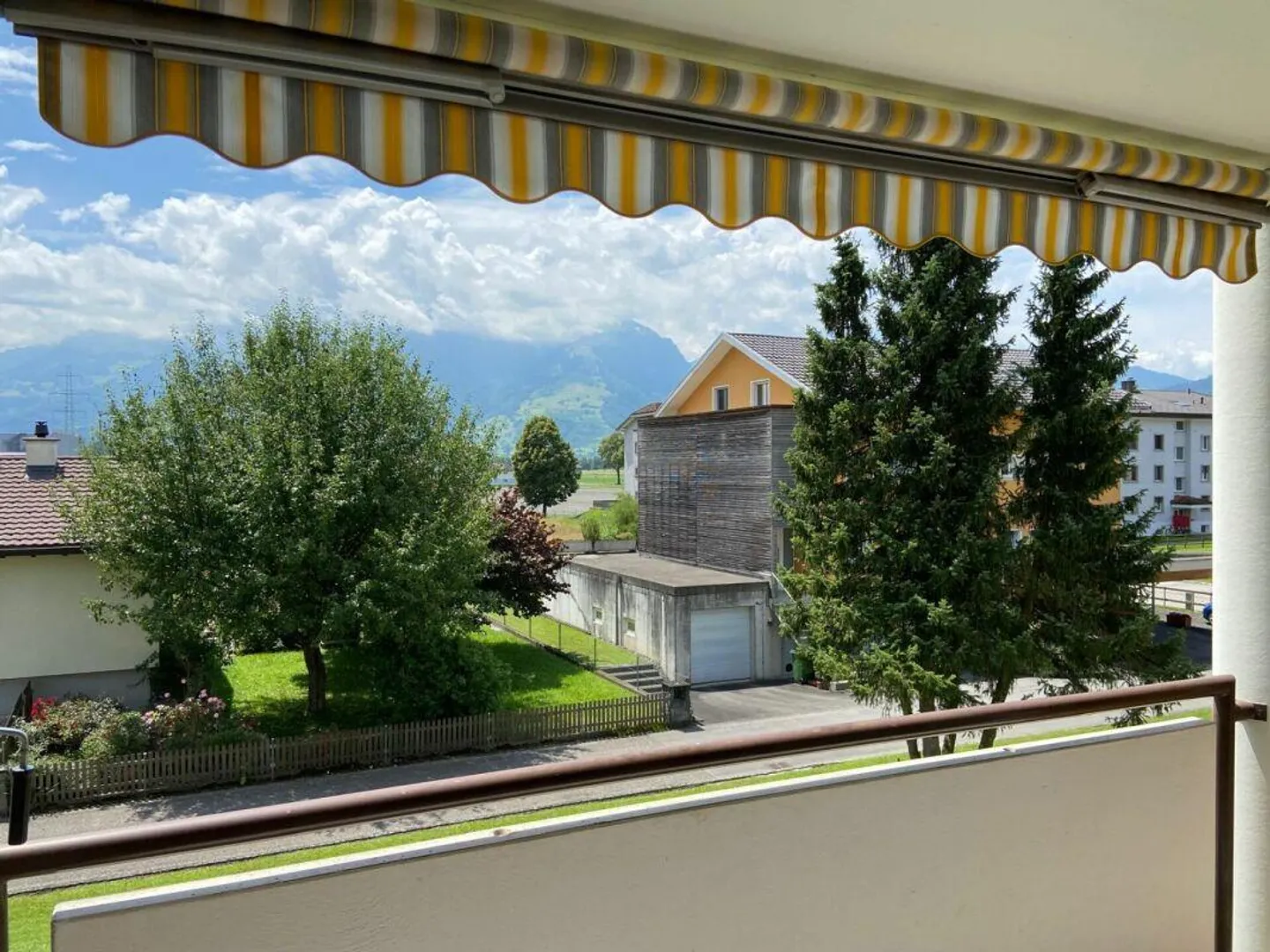 Appartement 4.5 pièces dans un emplacement calme et ensoleillé - Photo 2 sur 11