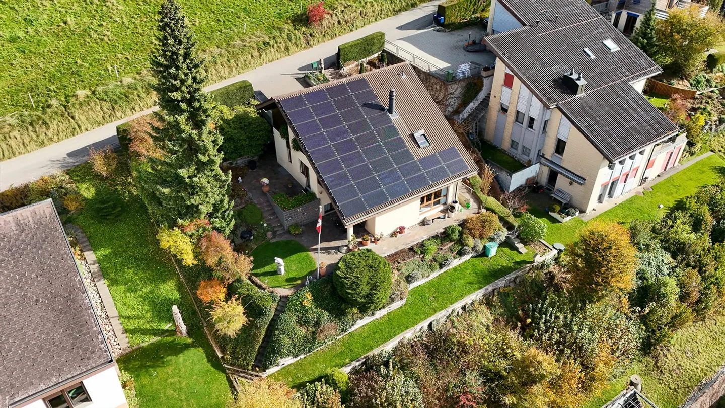 Charming 4.5-room single-family house with mountain view in Grosshoechstetten - Photo 2 of 27