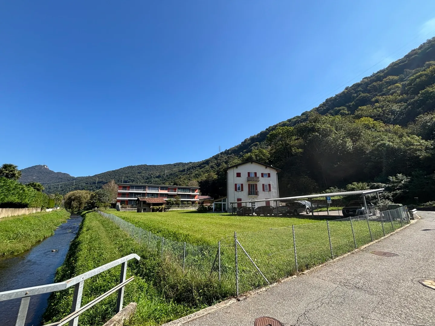 ZU VERKAUFEN EINKOMMENSIMMOBILIE MIT BAULAND - BARBENGO (LUGANO) - Foto 1 von 6