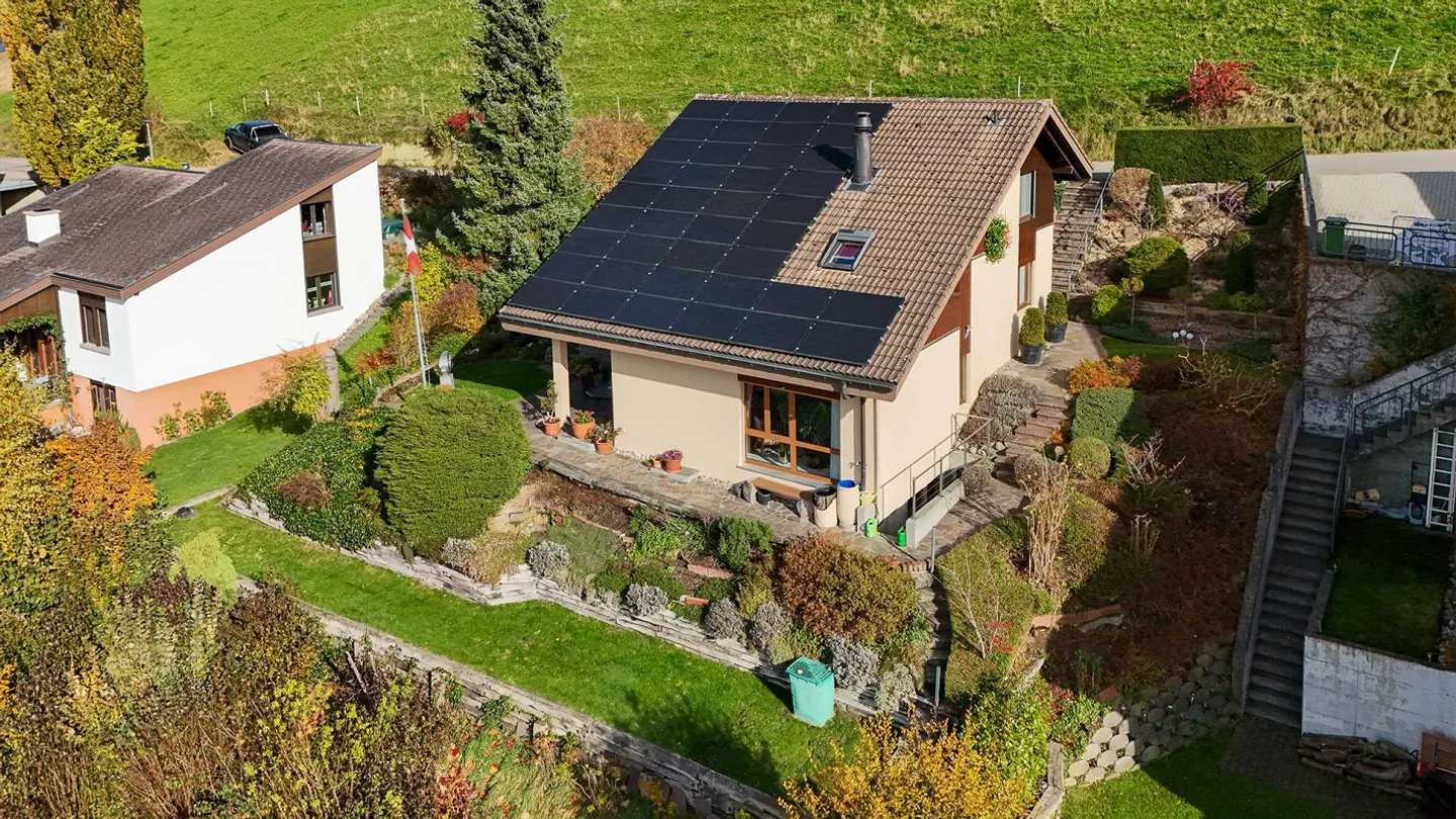 Charming 4.5-room single-family house with mountain view in Grosshoechstetten - Photo 4 of 27