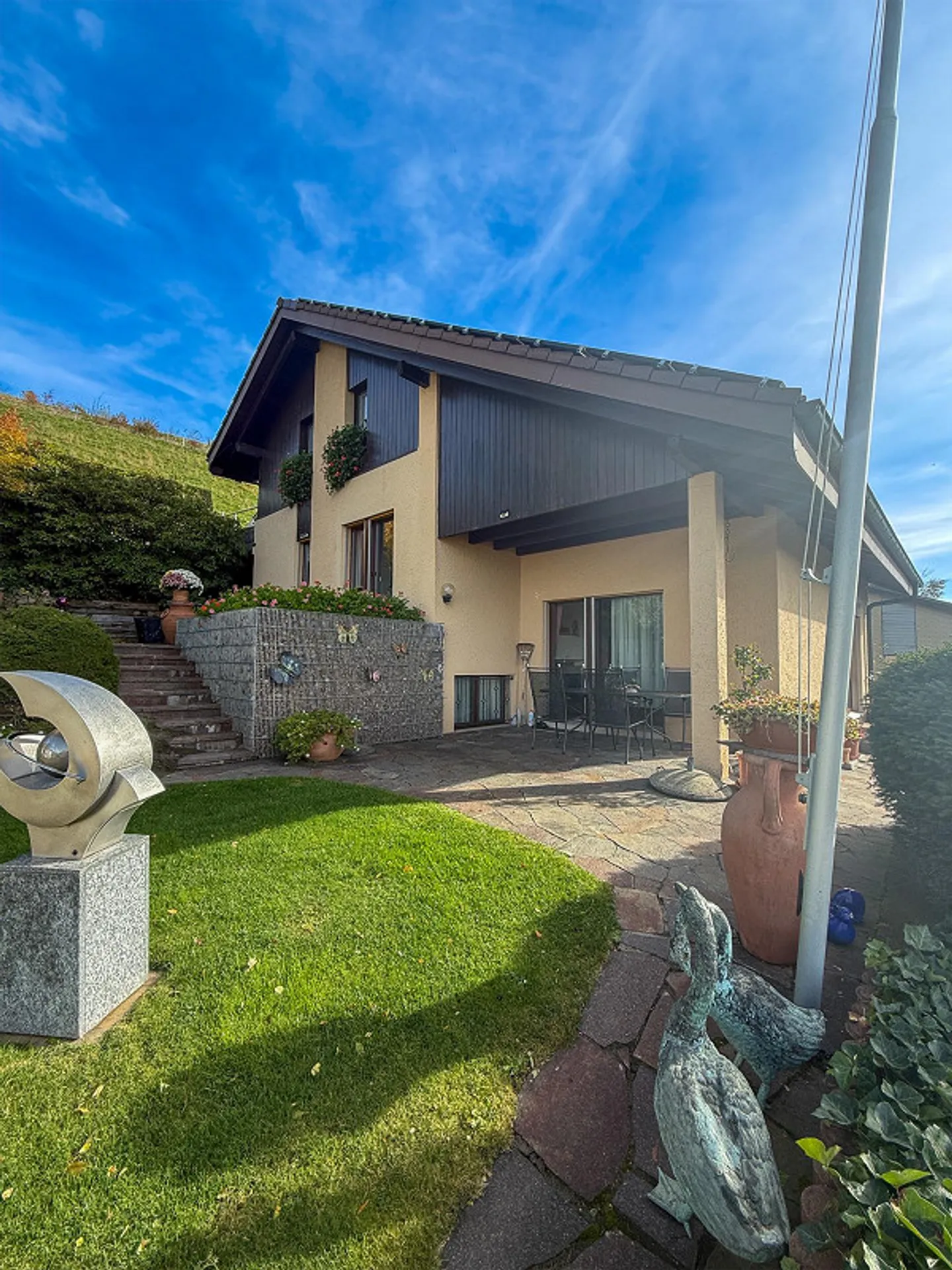 Charming 4.5-room single-family house with mountain view in Grosshoechstetten - Photo 5 of 27