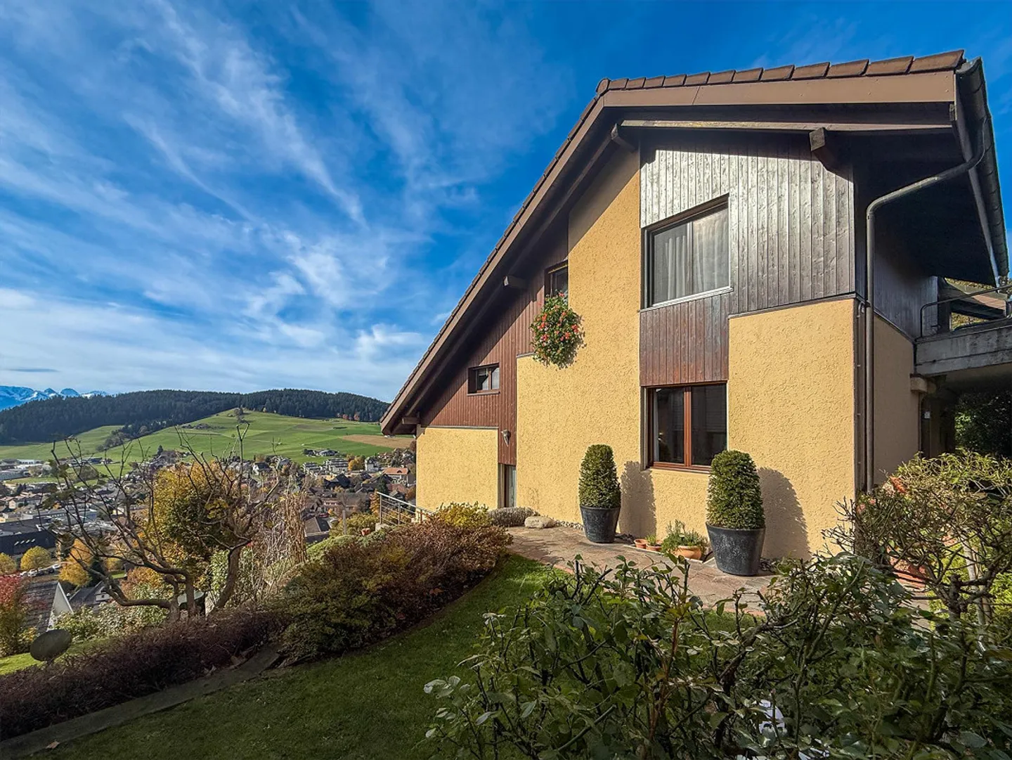 Charming 4.5-room single-family house with mountain view in Grosshoechstetten - Photo 6 of 27