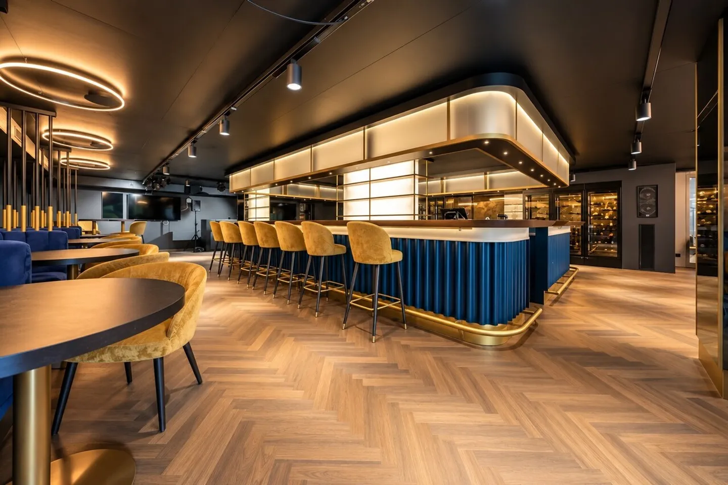 Exclusive bar and lounge area in Pfäffikon SZ - high quality finish! - Photo 8 of 22