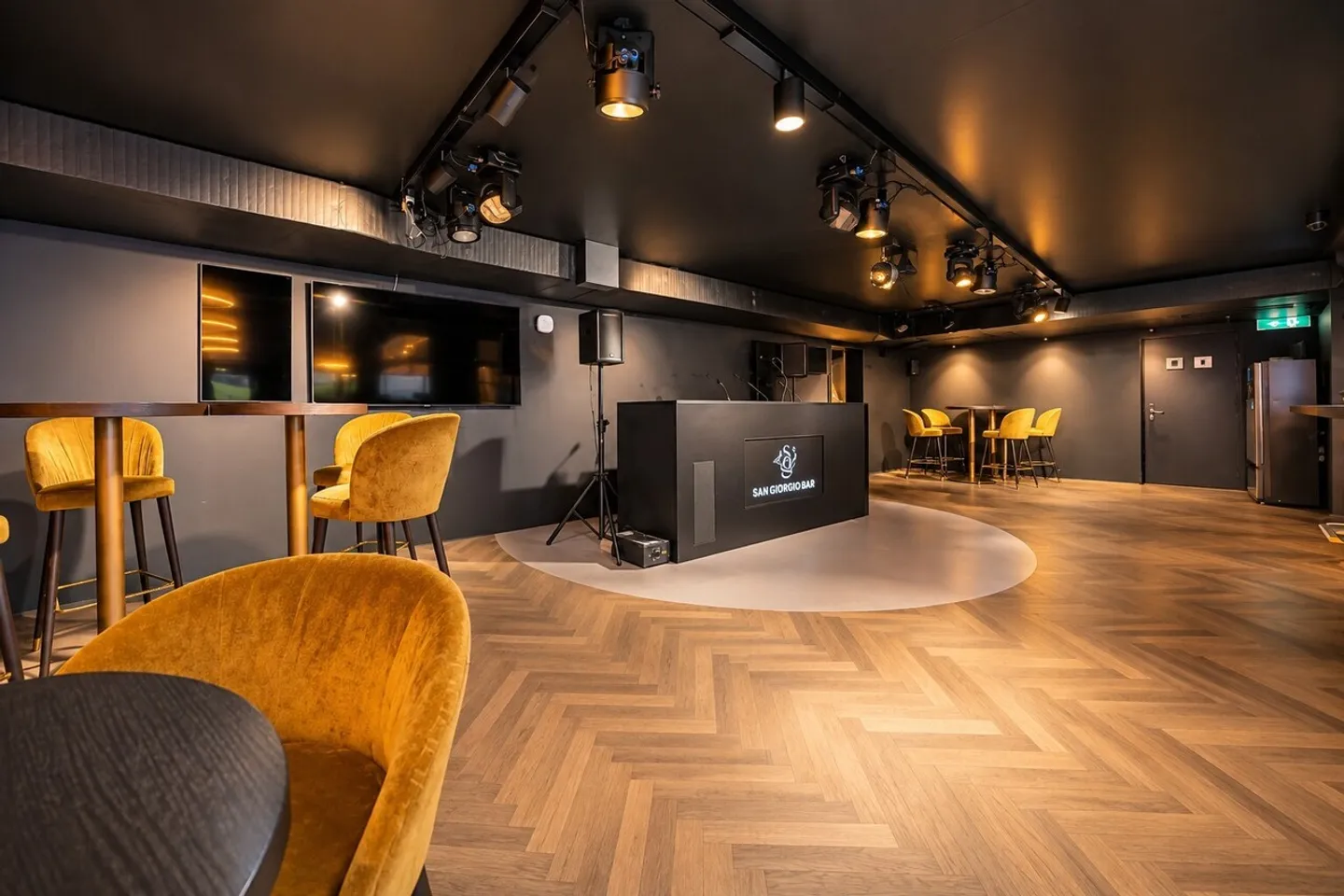 Exclusive bar and lounge area in Pfäffikon SZ - high quality finish! - Photo 9 of 22
