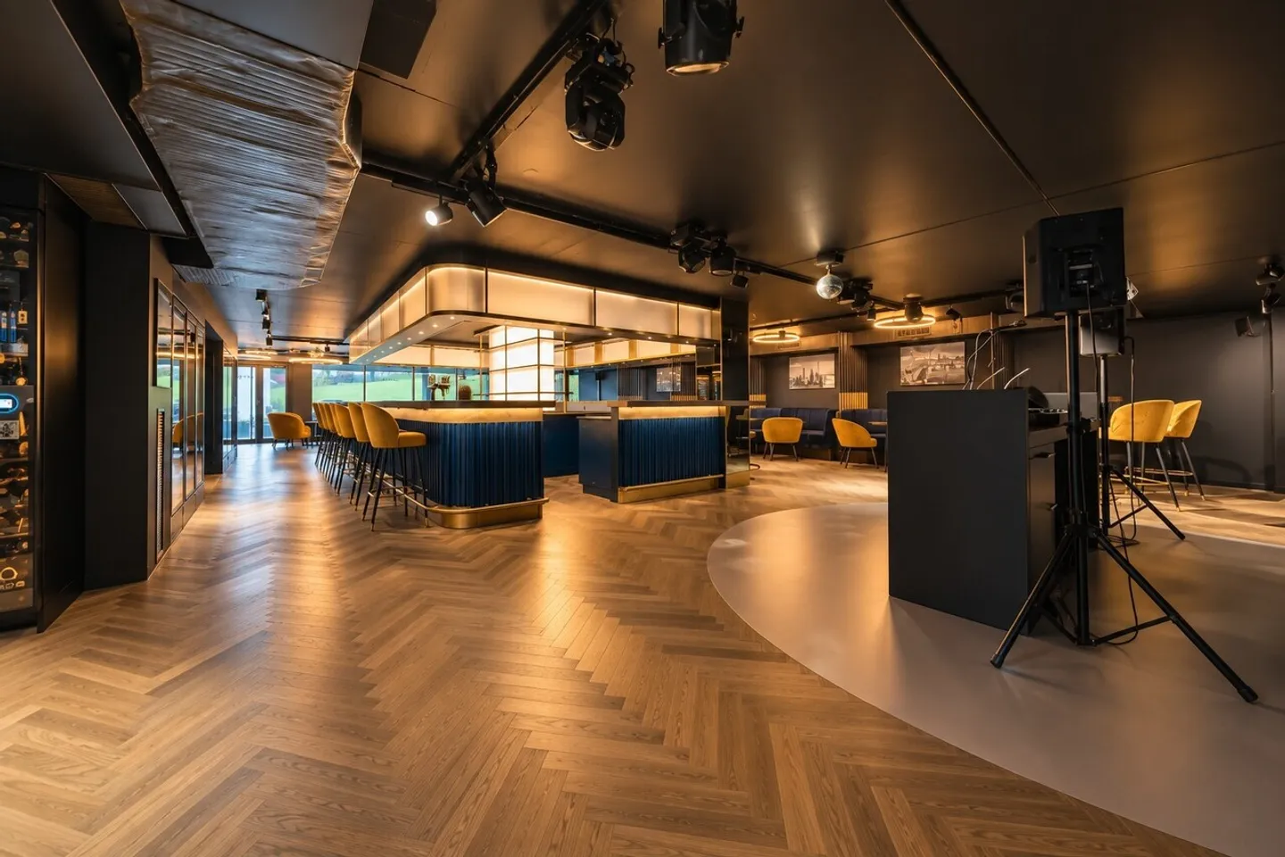 Exclusive bar and lounge area in Pfäffikon SZ - high quality finish! - Photo 10 of 22