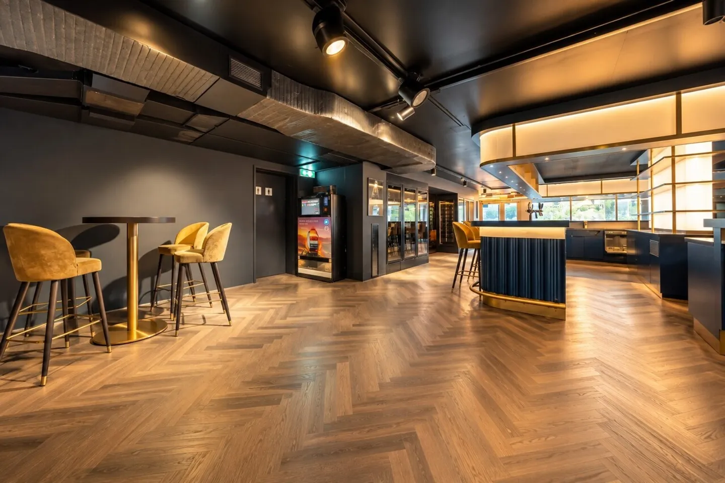 Exclusive bar and lounge area in Pfäffikon SZ - high quality finish! - Photo 11 of 22