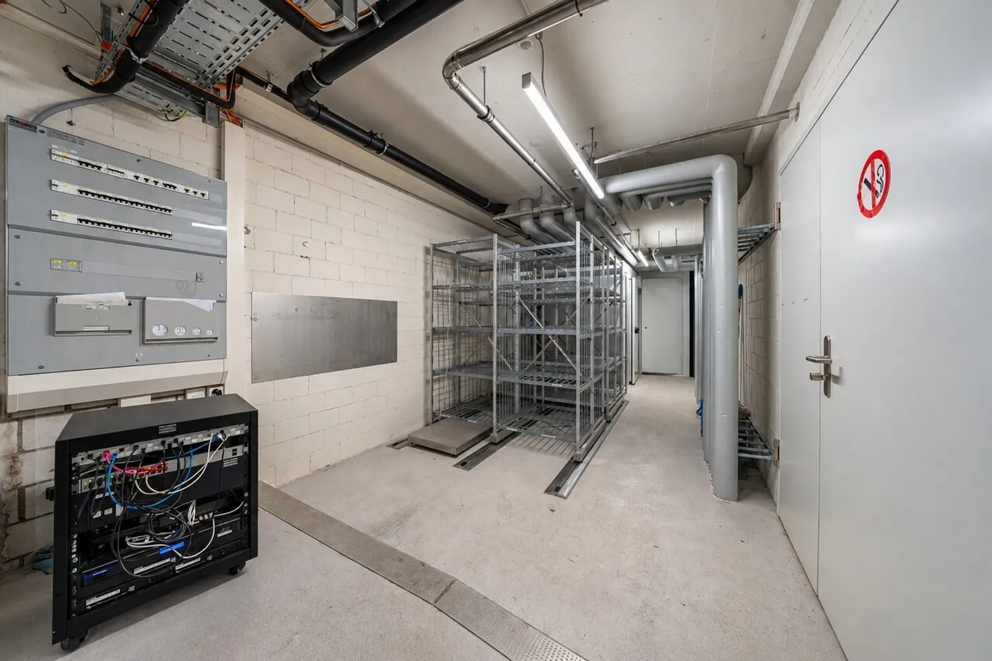 Exclusive bar and lounge area in Pfäffikon SZ - high quality finish! - Photo 19 of 22