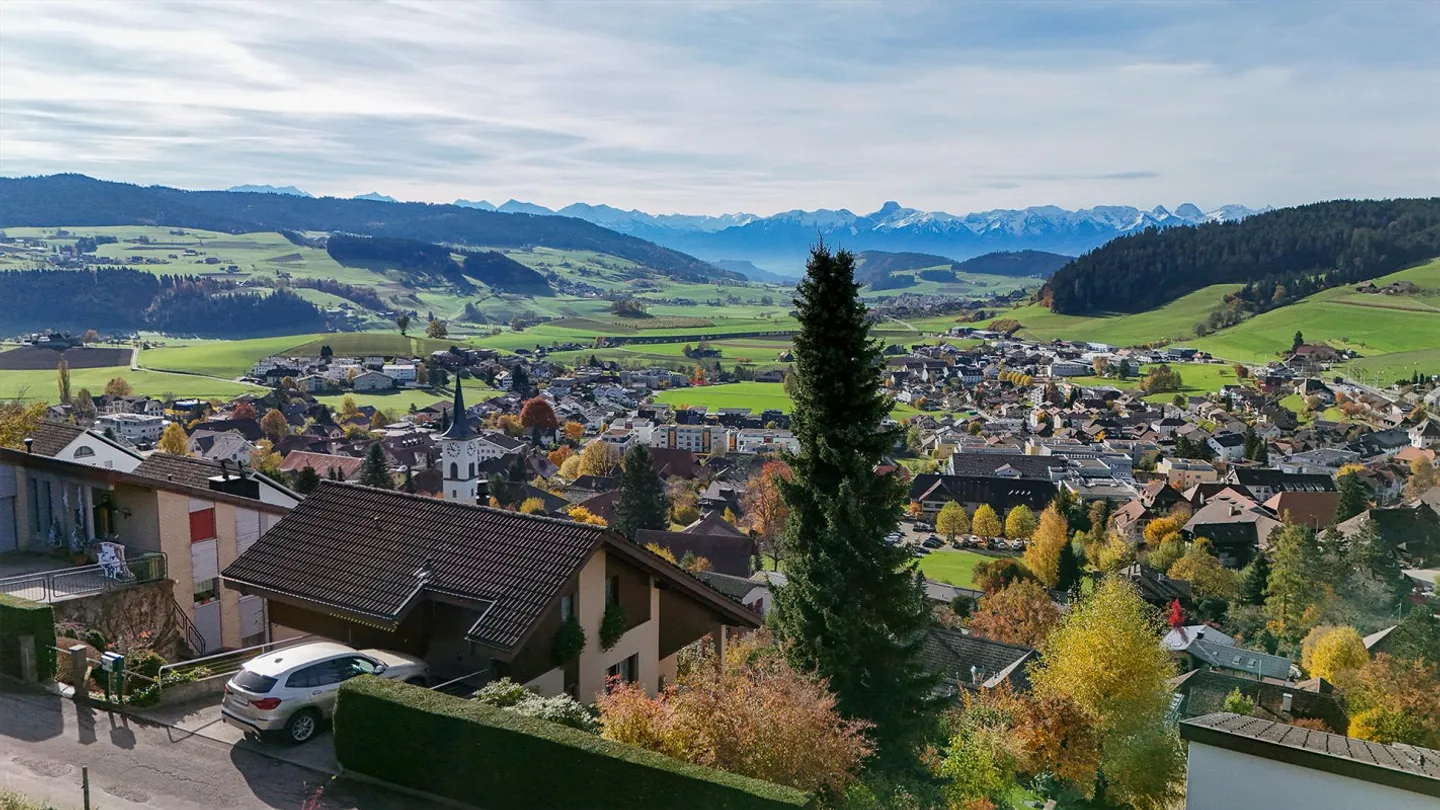 Charming 4.5-room single-family house with mountain view in Grosshoechstetten - Photo 12 of 27