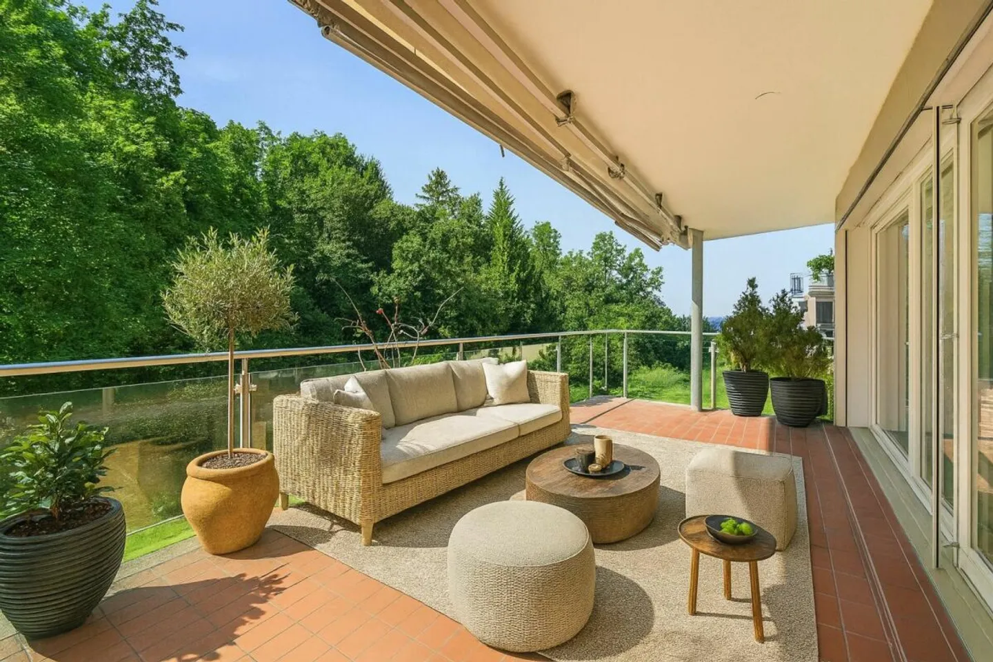 Stilvoller Rückzugsort - Grosszügige Wohnung mit Balkon, Weitsicht und Weinkeller - Foto 1 von 14