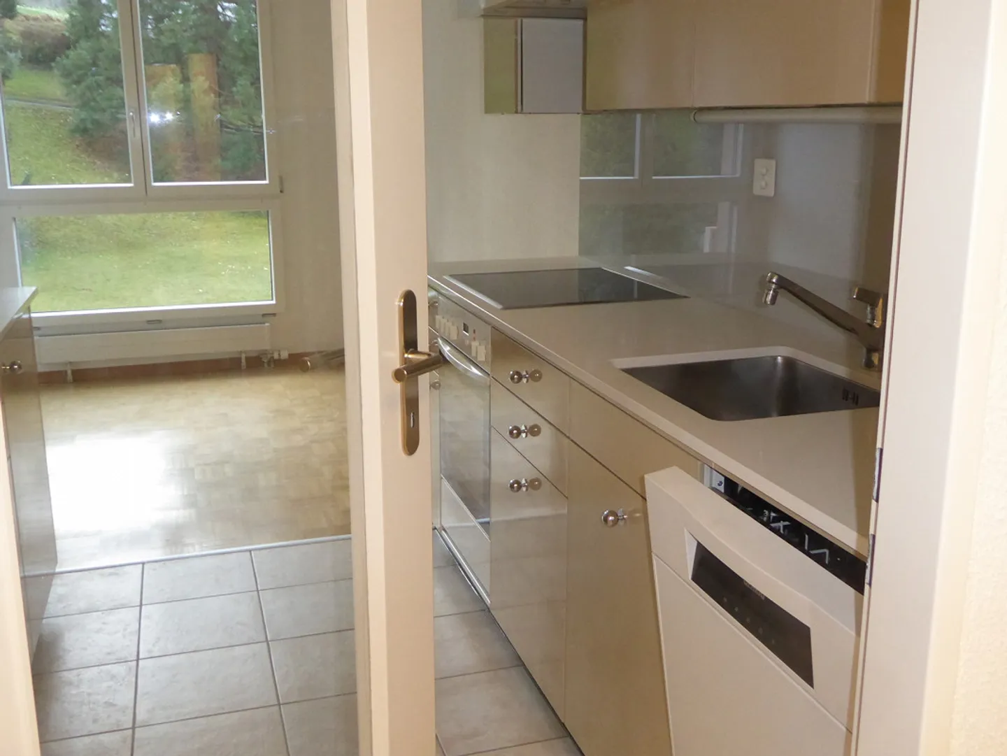 3.5 Room Apartment Prime Location Bright, Quiet Available Immediately for Rent - Photo 5 of 14