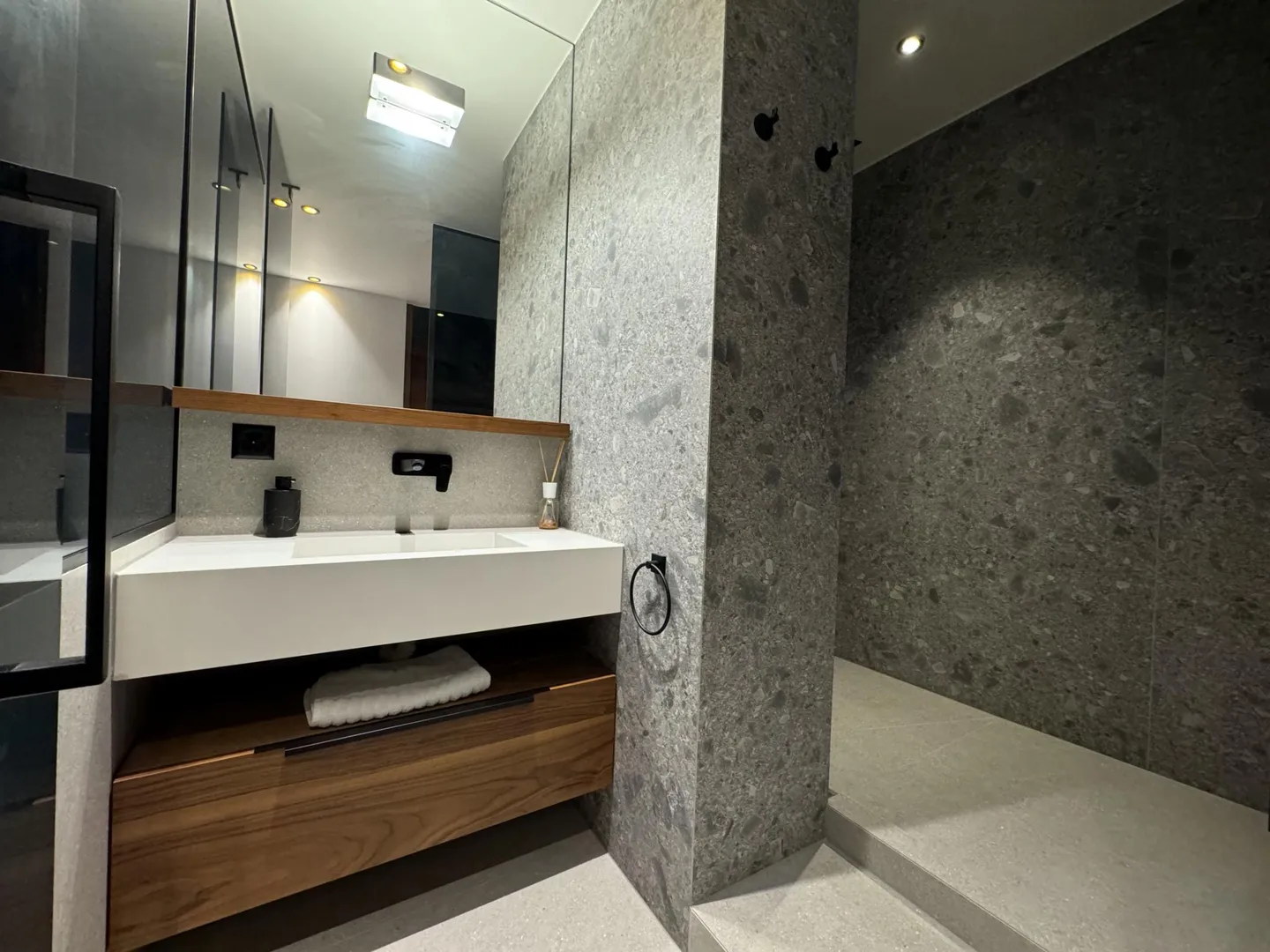 Luxury Apartment with Stunning Views - Photo 6 of 9