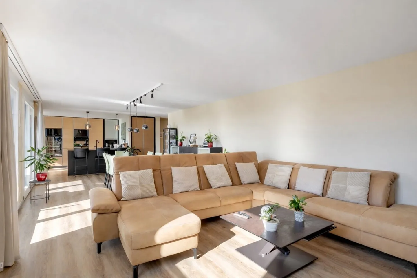 Appartement rénové de 6 pièces - Photo 5 sur 21