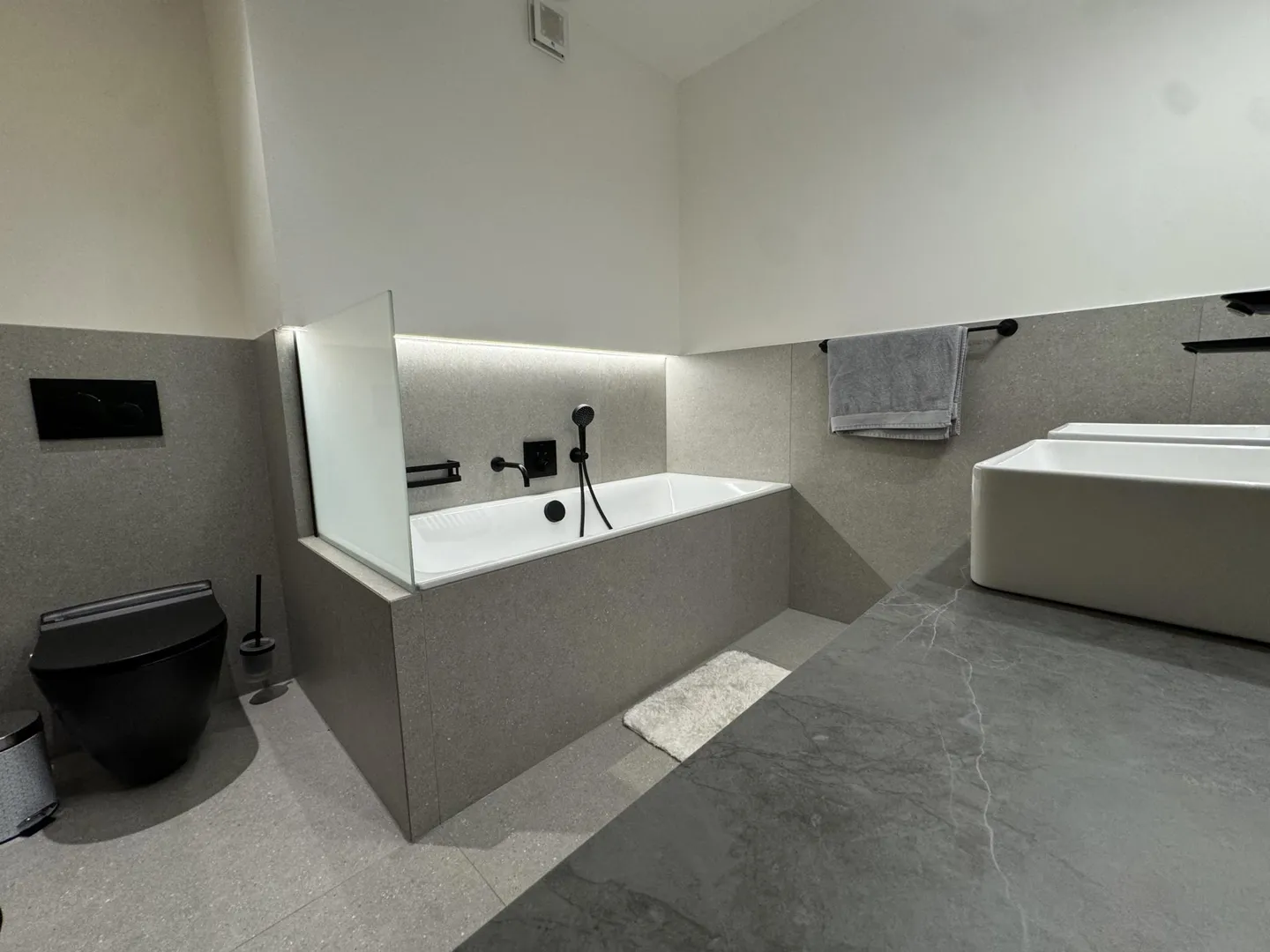 Luxury Apartment with Stunning Views - Photo 8 of 9