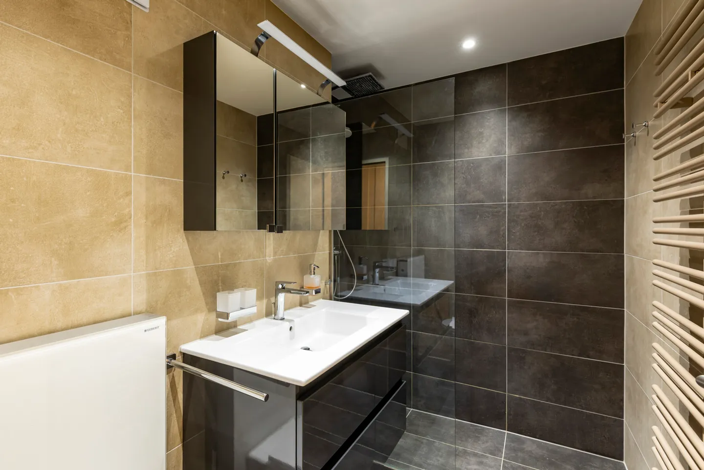 Appartement rénové de 6 pièces - Photo 12 sur 21