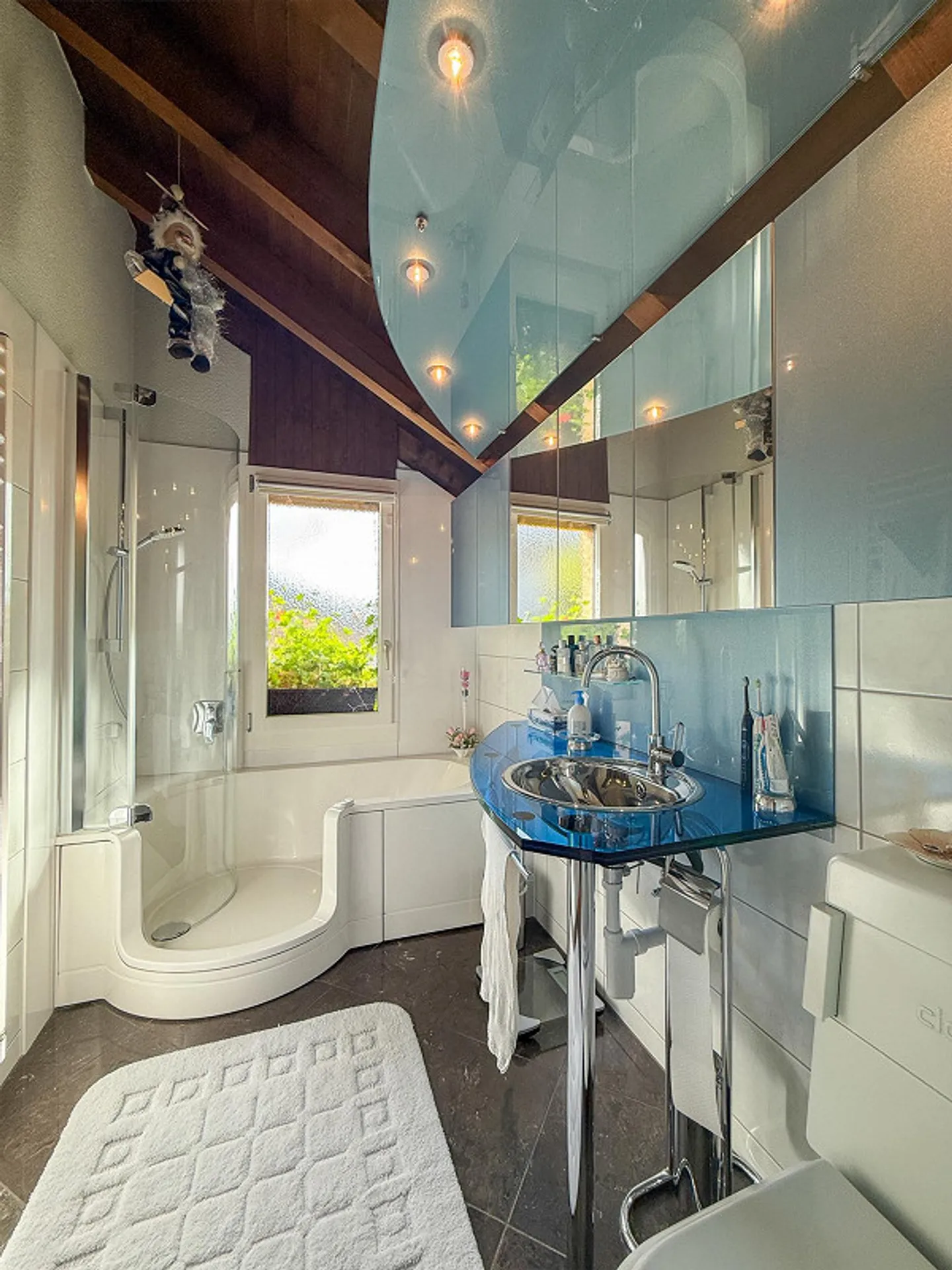 Charming 4.5-room single-family house with mountain view in Grosshoechstetten - Photo 25 of 27