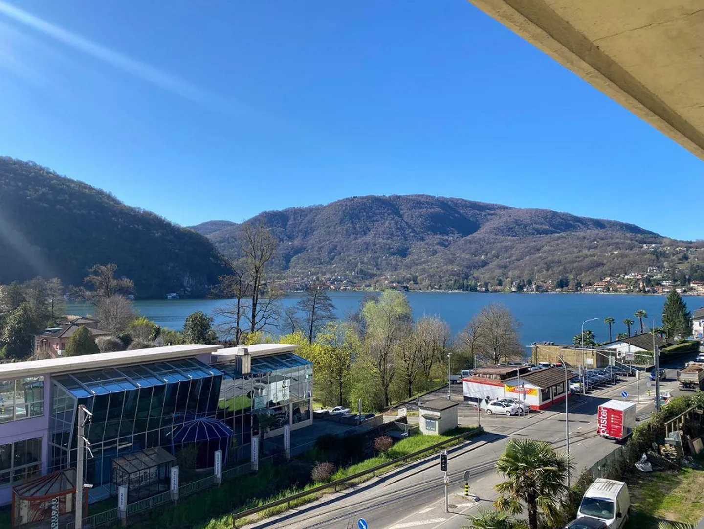Appartamento Luminoso con Vista Lago - Foto 1 di 5