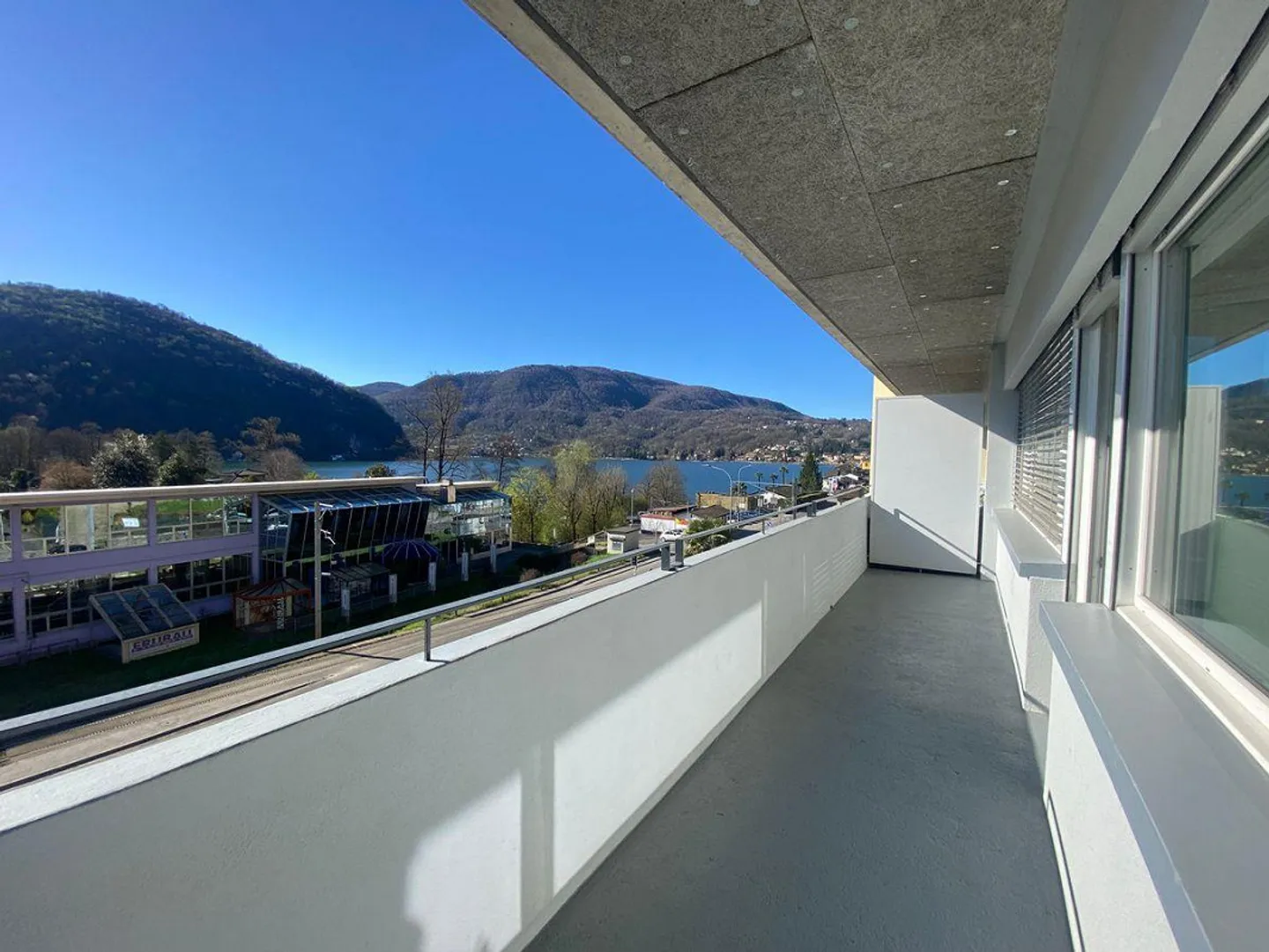 Appartamento Luminoso con Vista Lago - Foto 5 di 5