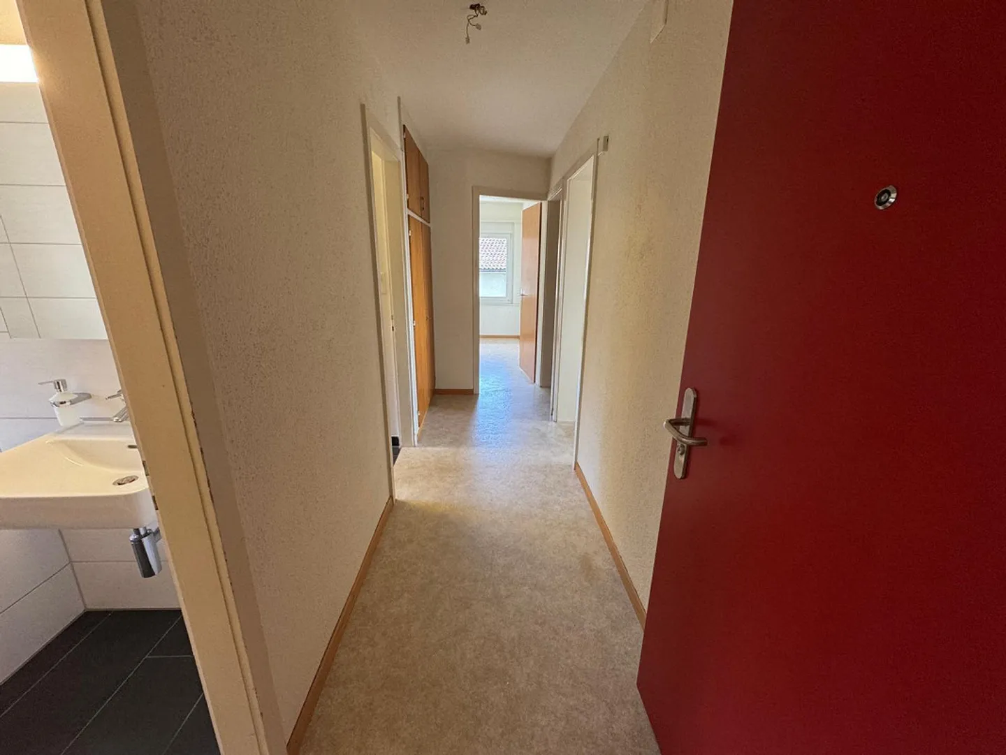 Partially renovated 3-room apartment available immediately - Photo 3 of 8