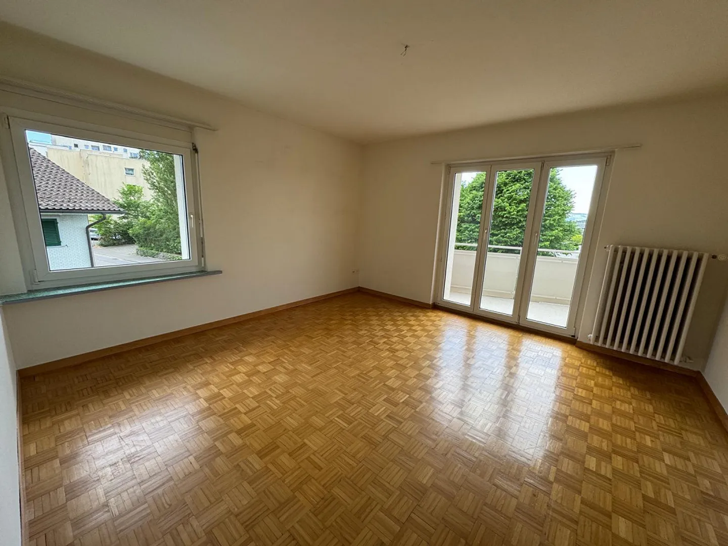 Partially renovated 3-room apartment available immediately - Photo 4 of 8