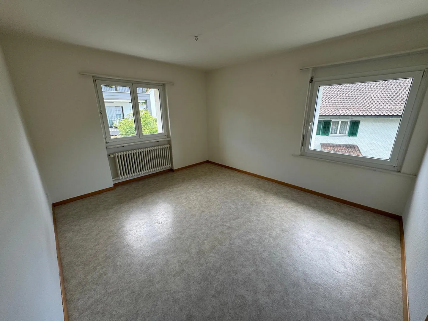 Partially renovated 3-room apartment available immediately - Photo 5 of 8