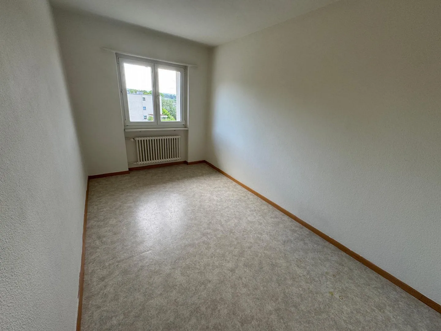 Partially renovated 3-room apartment available immediately - Photo 6 of 8