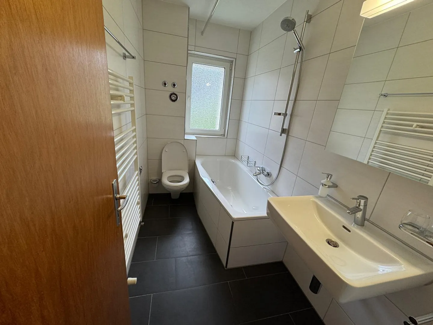 Partially renovated 3-room apartment available immediately - Photo 7 of 8