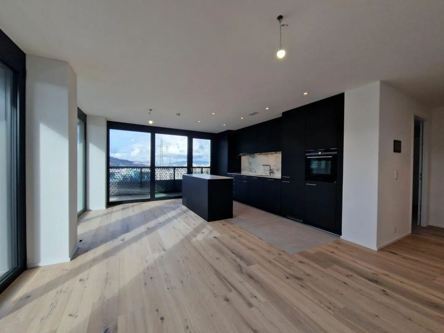 En hauteur avec la meilleure vue lointaine - appartement unique au 12ème étage! - Photo 1 sur 12