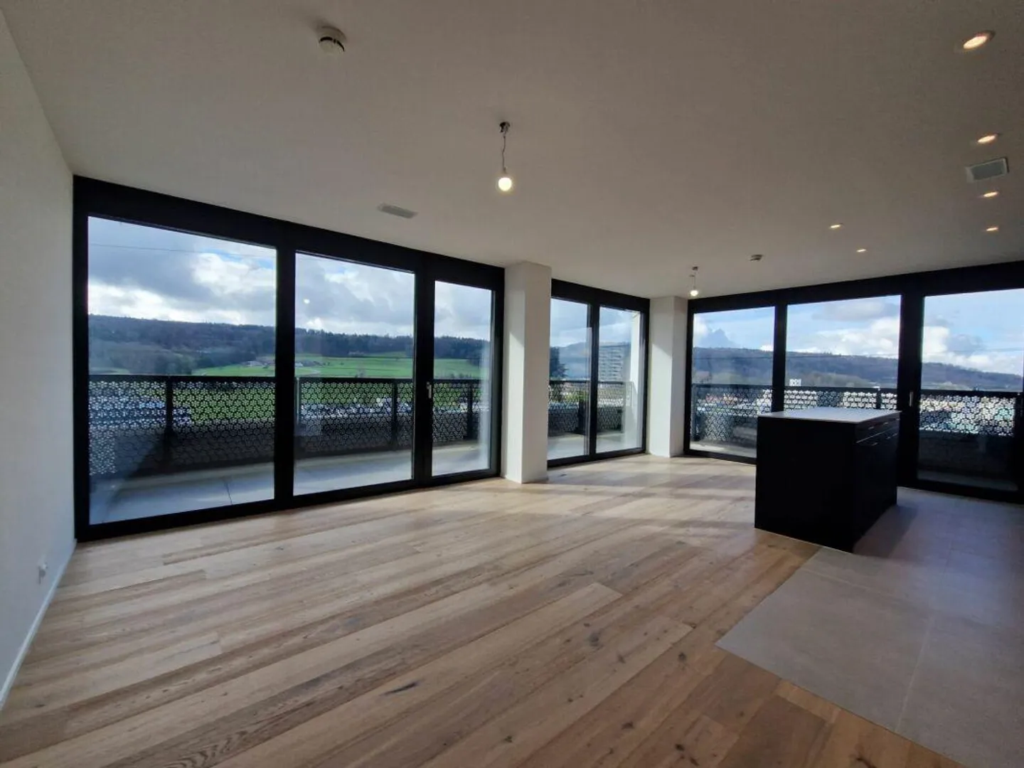 En hauteur avec la meilleure vue lointaine - appartement unique au 12ème étage! - Photo 2 sur 12