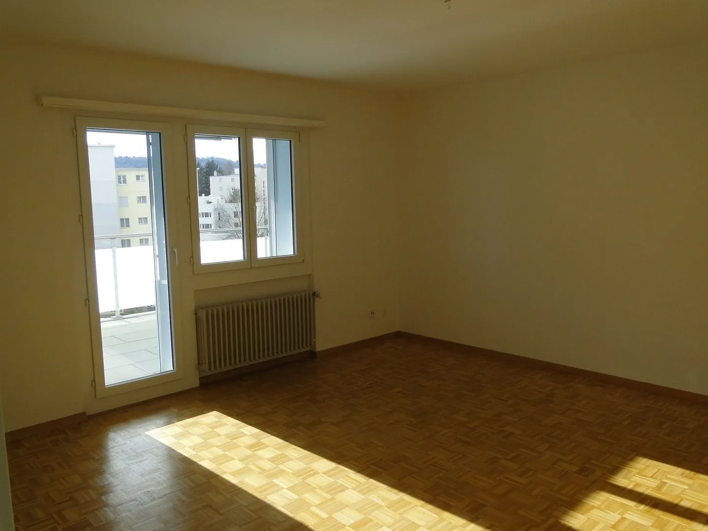Gemütliche 2.5 Zimmer Wohnung mit Balkon und Gartensitzplatz - Foto 2 von 7