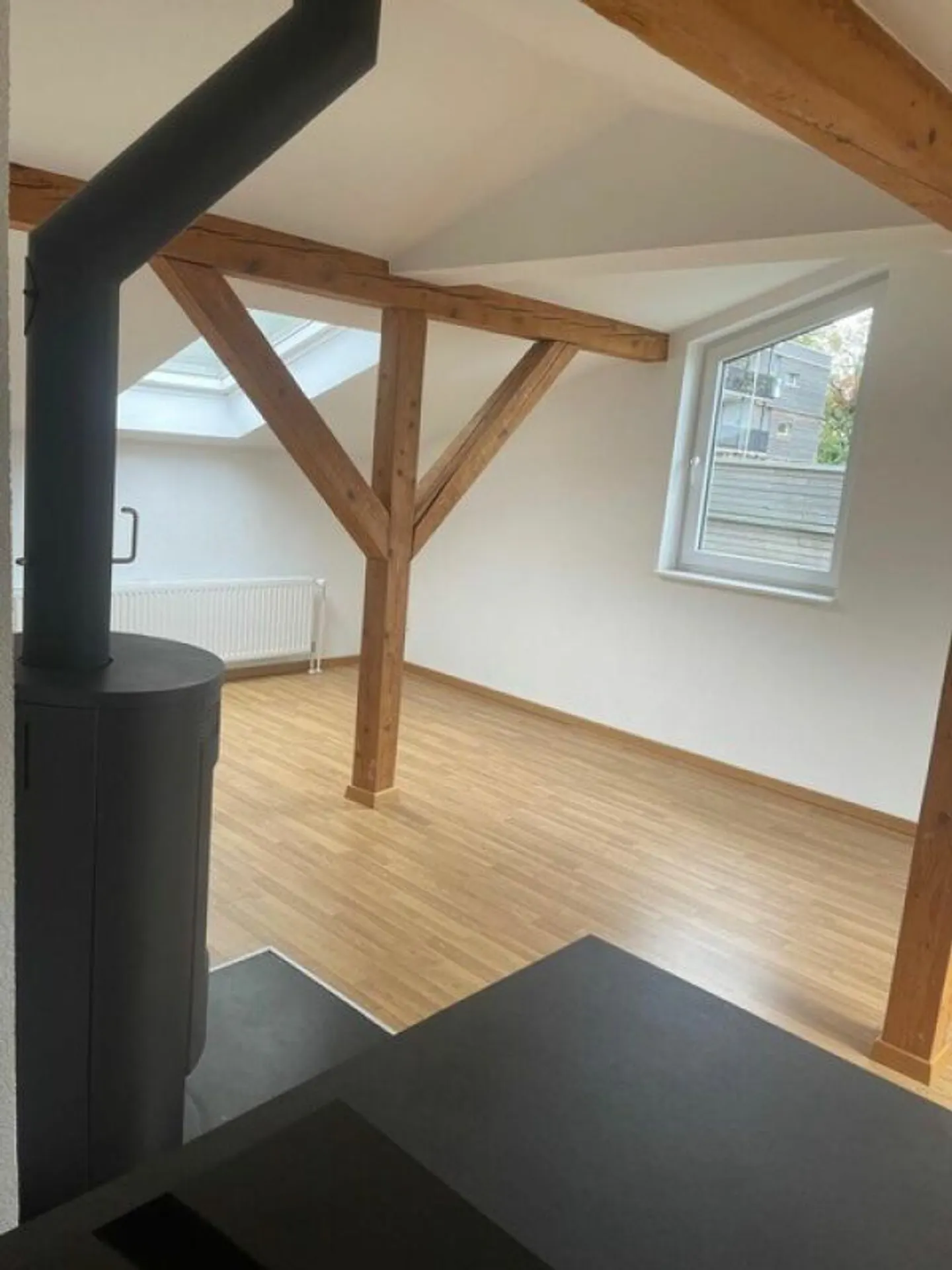 Charmante moderne Dachwohnung - Foto 4 von 9