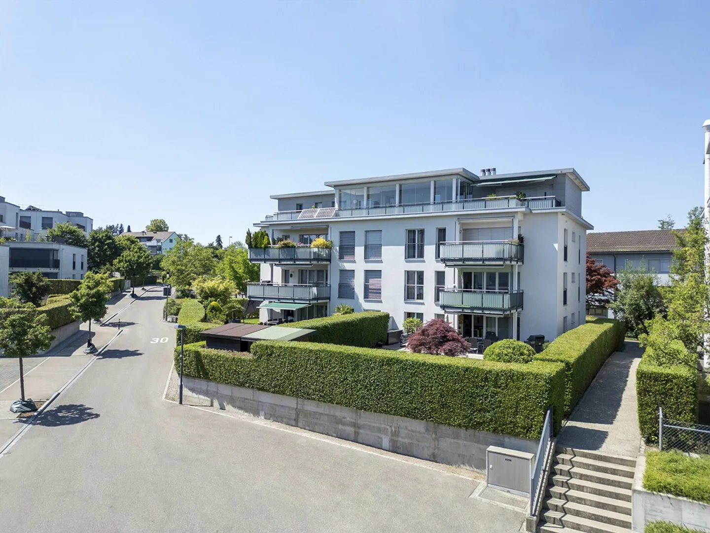 Bright and modern 3.5-room apartment near Lake Greifen - Photo 1 of 13