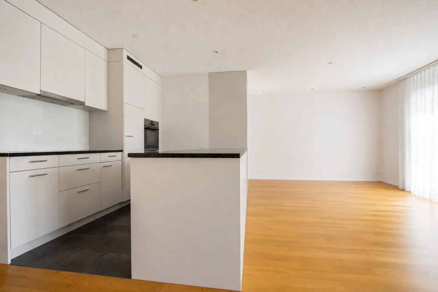 Charmante appartement 3.5 pièces avec terrasse au rez-de-chaussée - Photo 2 sur 11