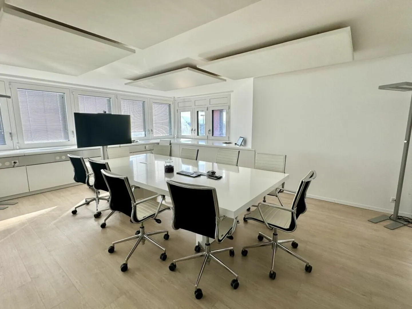 Spacious and modern offices for rent in Bussigny - 230 m² - Photo 1 of 8