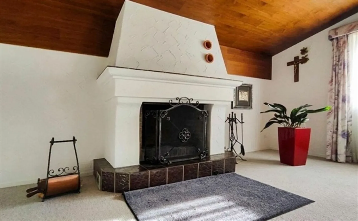 Spacious Living with Mountain Panorama - Photo 2 of 15