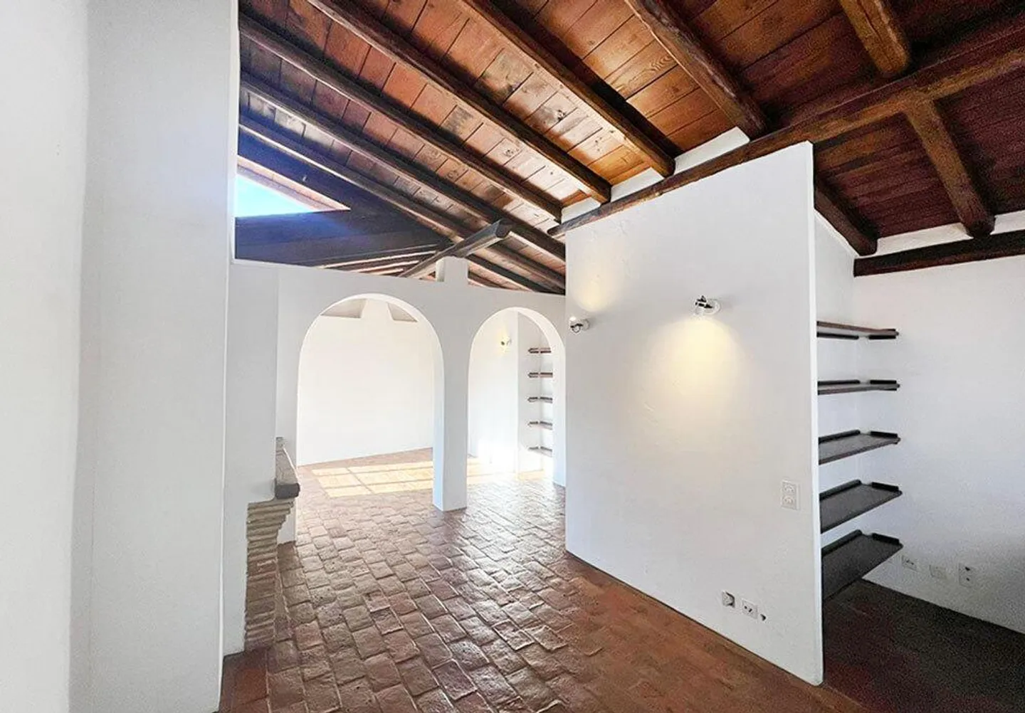 Fascinating and Bright Residential House with Elevator - Photo 3 of 23