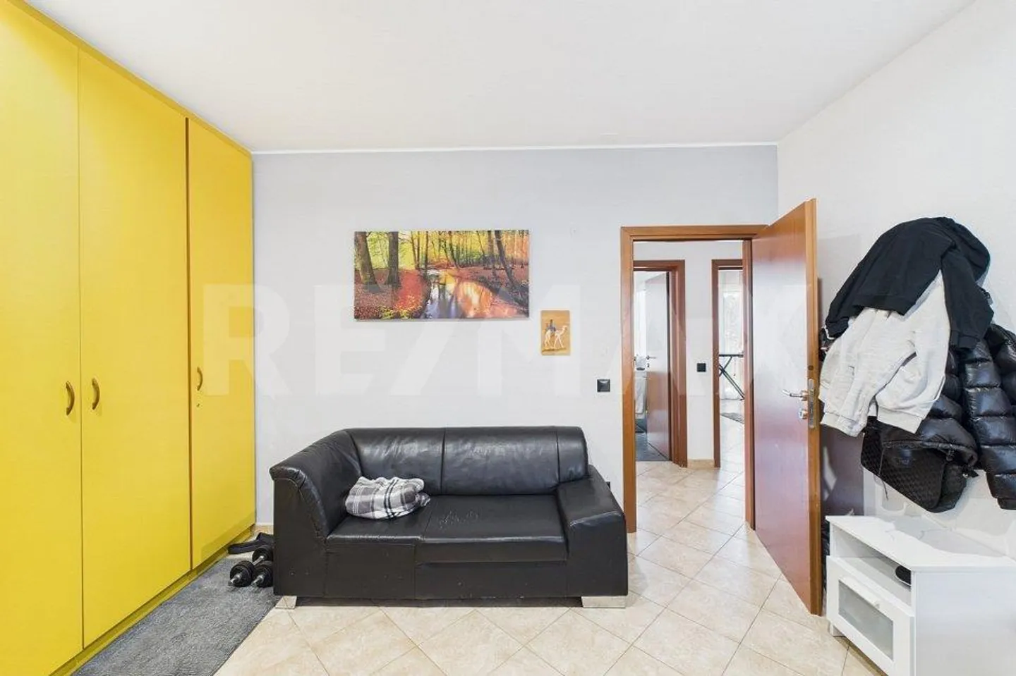 Semi-Detached House with Spacious Indoor and Outdoor Areas - Photo 10 of 13