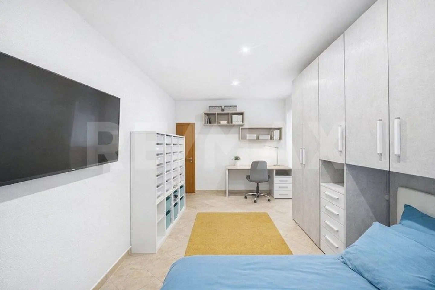 Semi-Detached House with Spacious Indoor and Outdoor Areas - Photo 11 of 13