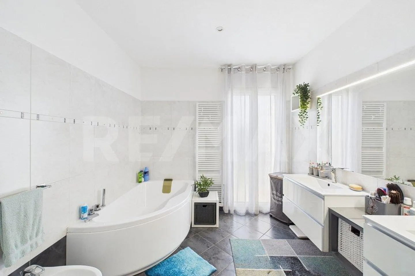 Semi-Detached House with Spacious Indoor and Outdoor Areas - Photo 12 of 13