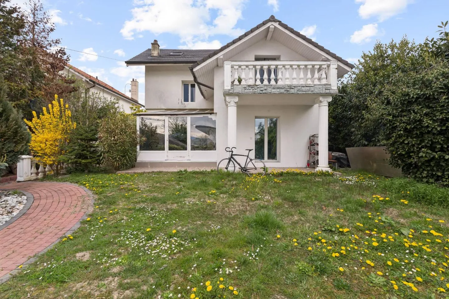 Large renovated house with high rental potential - garden with pool - Photo 1 of 2
