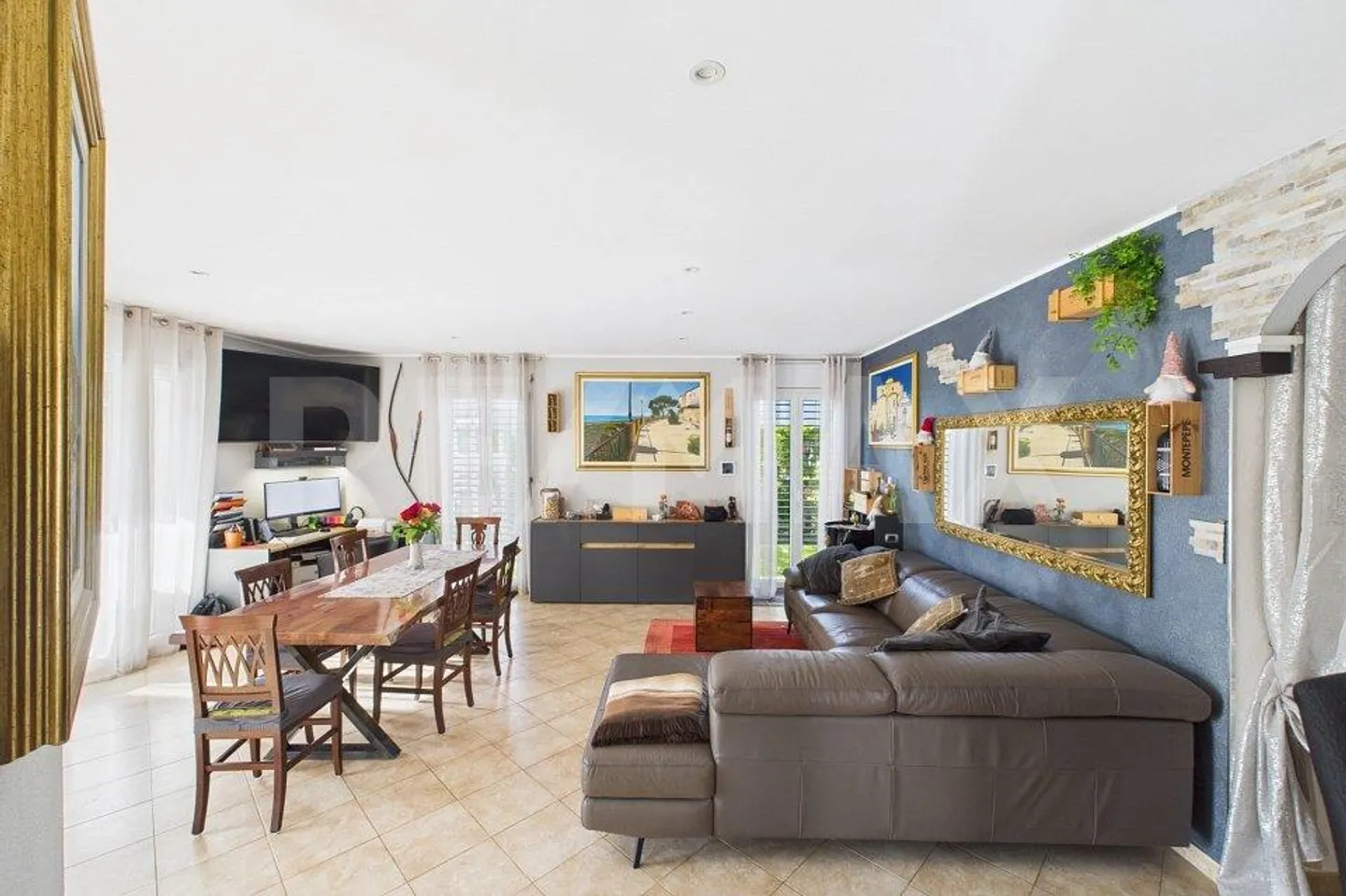 Semi-Detached House with Spacious Indoor and Outdoor Areas - Photo 6 of 13