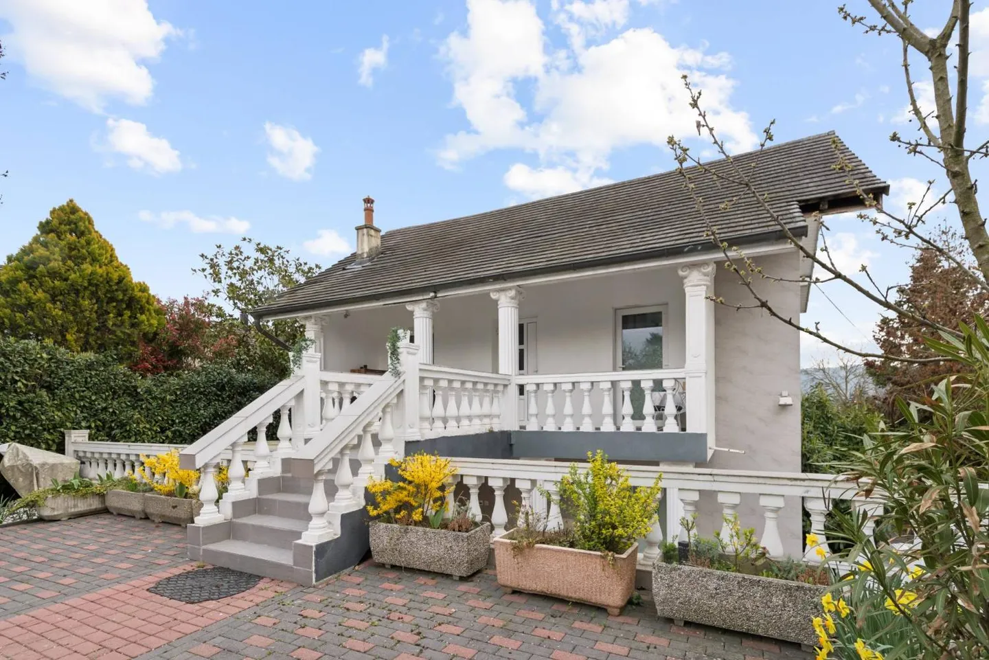 Large renovated house with high rental potential - garden with pool - Photo 2 of 2