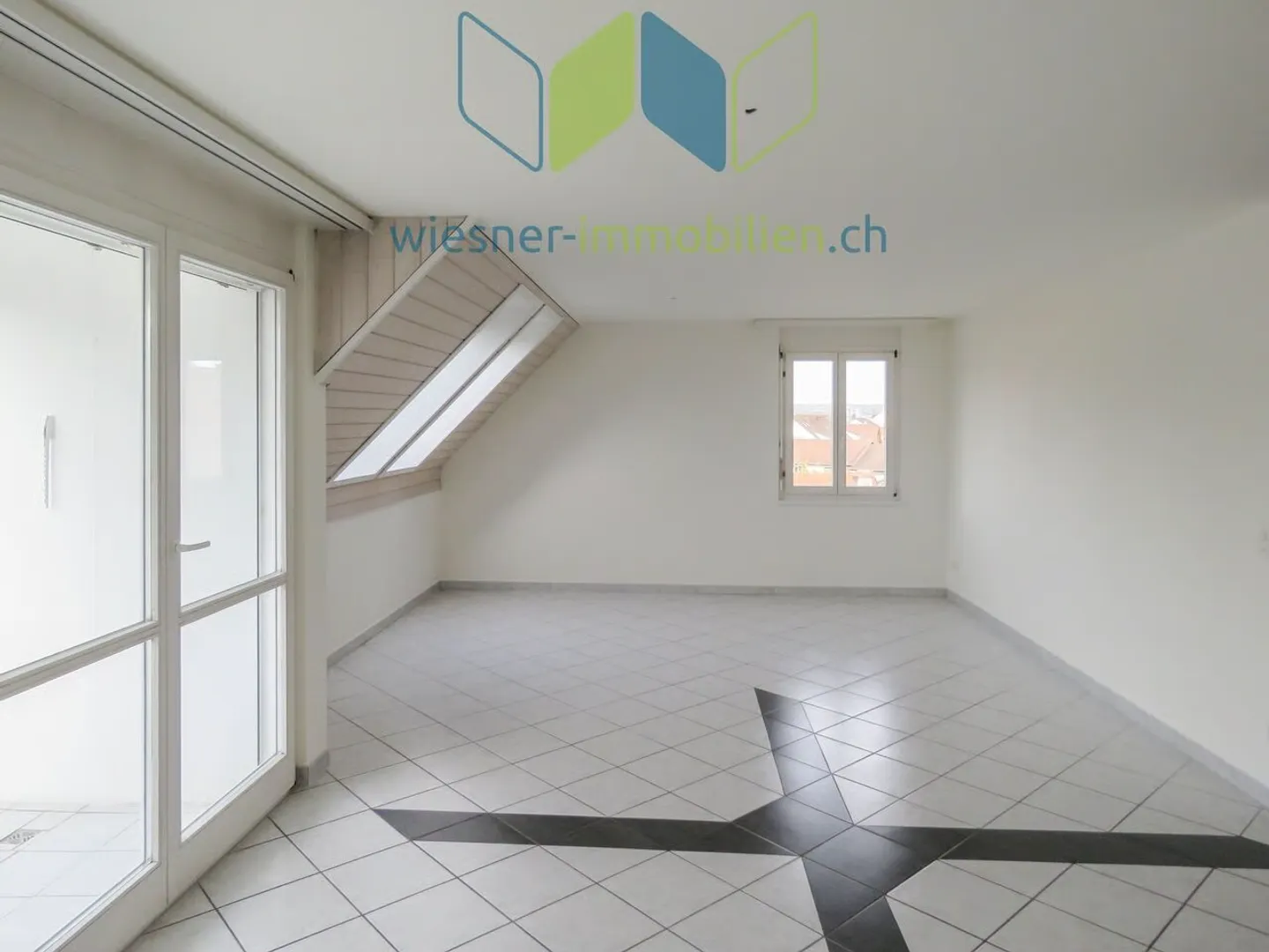LIVING ABOVE THE ROOFS OF MÖHLIN - Photo 4 of 13