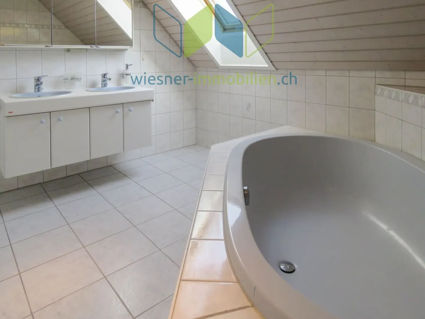 LIVING ABOVE THE ROOFS OF MÖHLIN - Photo 12 of 13