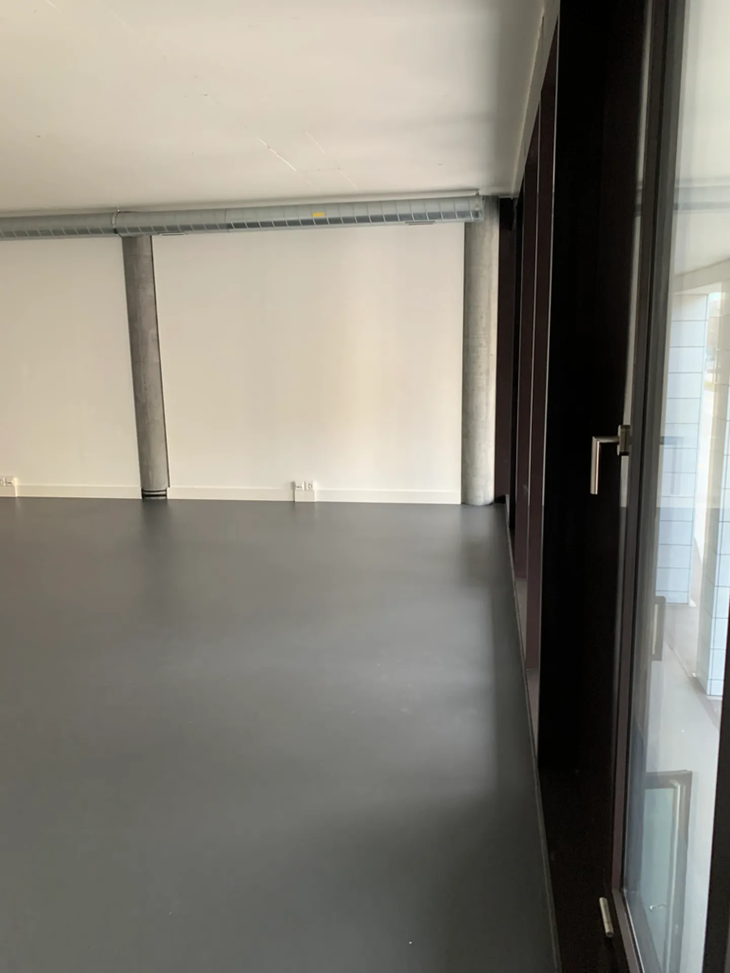 Spazio ufficio moderno e luminoso in posizione centrale - Foto 2 di 5