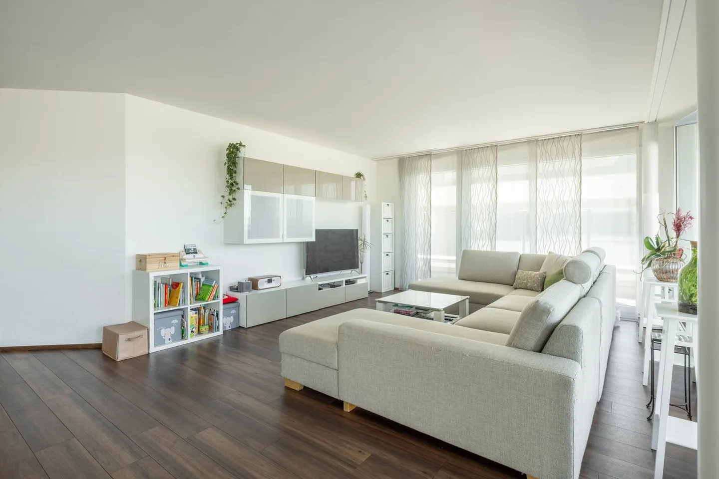 Moderno appartamento con terrazza di 4,5 stanze con vista panoramica a Gisikon - Foto 3 di 10