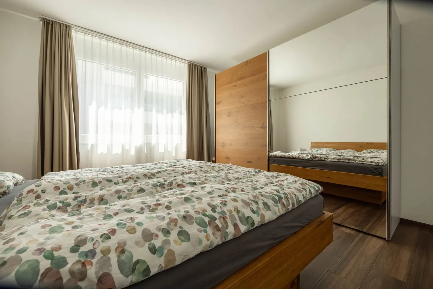 Moderno appartamento con terrazza di 4,5 stanze con vista panoramica a Gisikon - Foto 4 di 10