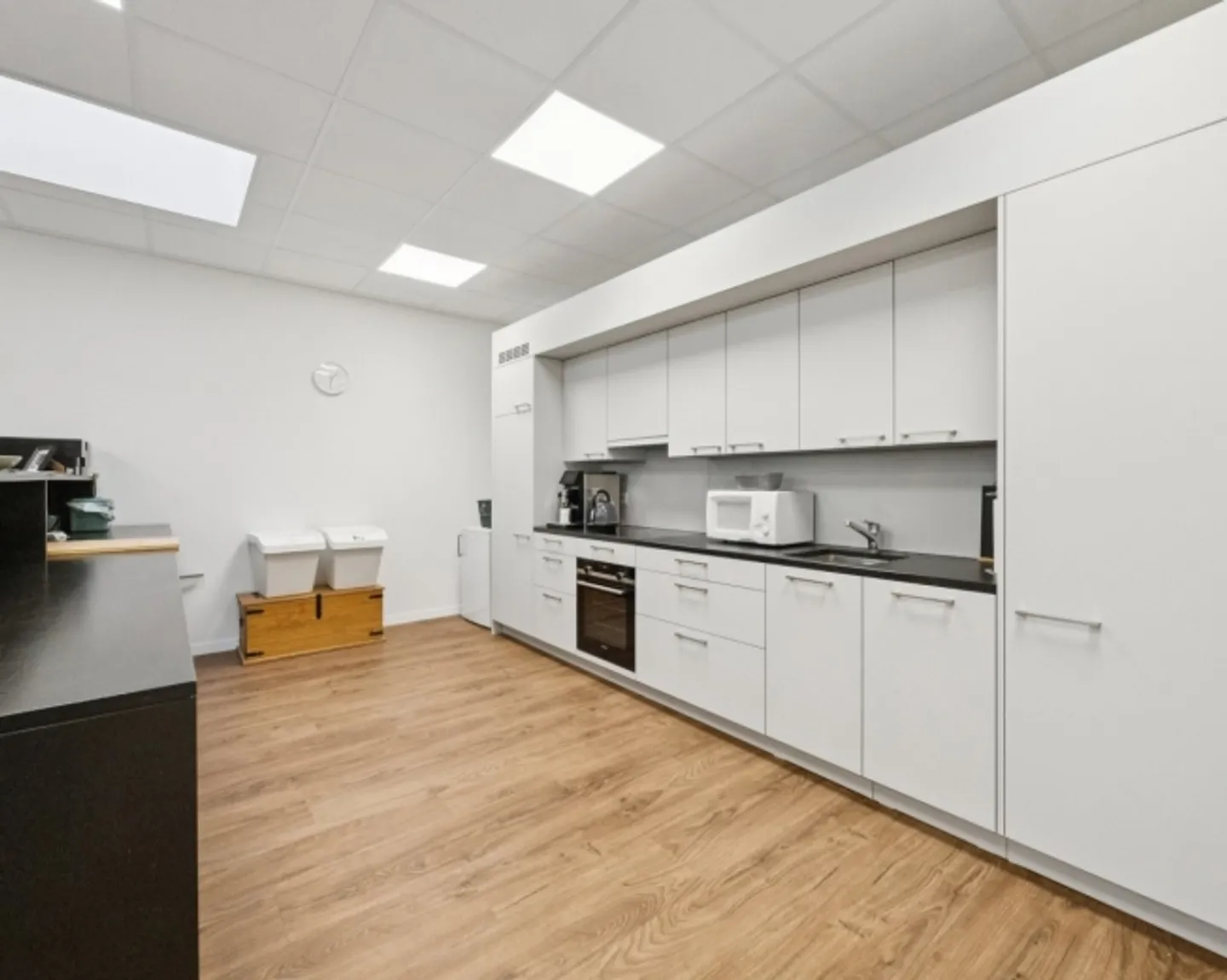 Espace de bureau agrandi avec accès au monte-charges - Photo 1 sur 8