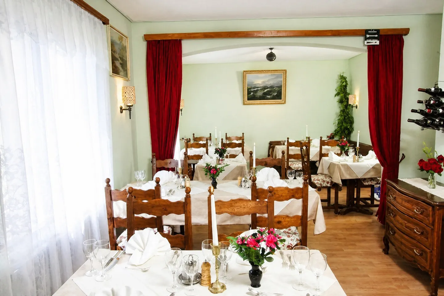 Hotel-Restaurant mit 9 Zimmern, Garten und 10 Parkplätzen - Foto 7 von 11