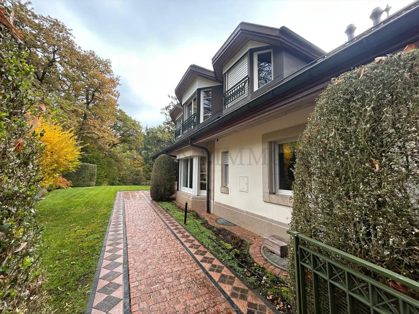 Prestigious property with large plot and swimming pool! - Photo 3 of 6