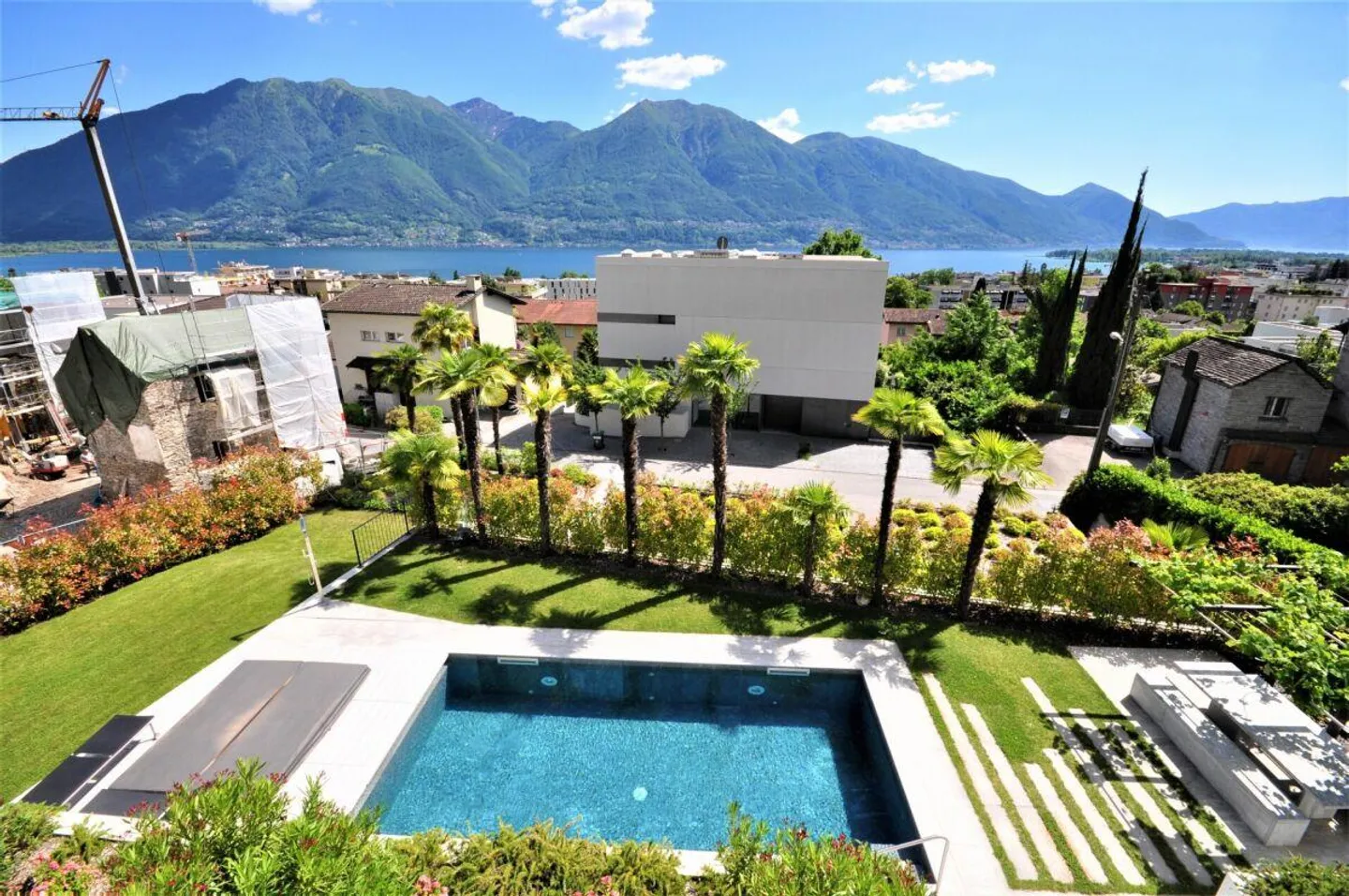 Appartement luxueux de 2,5 pièces avec vue sur le lac, grande terrasse ensoleillée, piscine et espace bien-être - Photo 2 sur 16